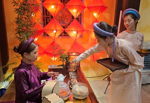 Re-enacting the Nguyen Dynasty emperors’ tea party at Hue Imperial Citadel