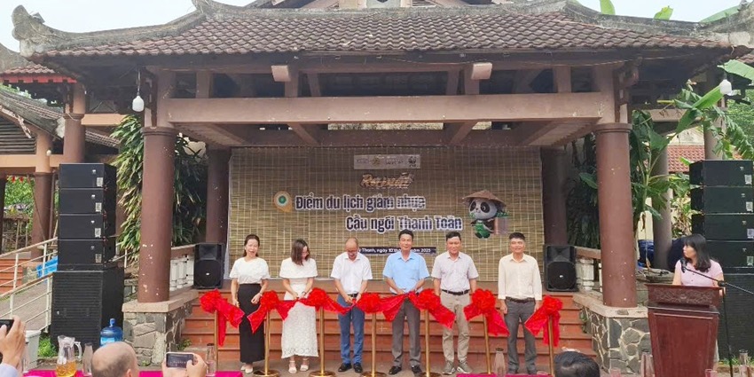 Launch of Thanh Toan tiled-roof bridge low-plastic tourism site