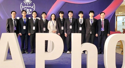 Quoc Hoc - Hue students win medals at Asian Physics Olympiad