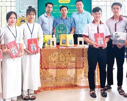 Spreading Hue Bookcase and reading culture in schools