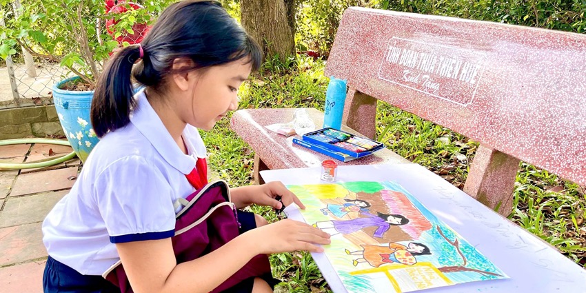 Nearly 100 students participate in drawing contest on the theme of family