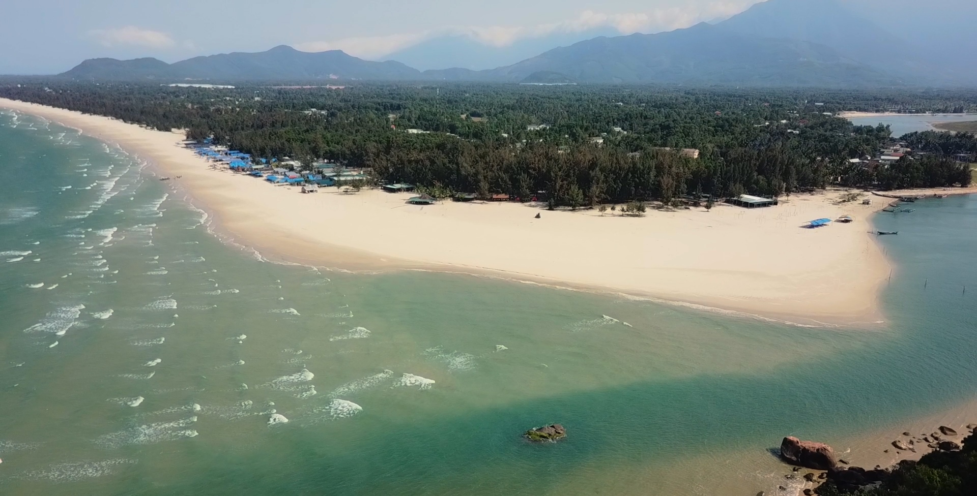 Fishing village by the Bu Lu River