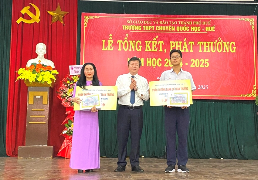 Students from Quoc Hoc - Hue High School for the Gifted participate in 2025 International Physics Olympiad