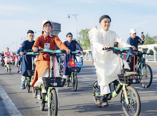 Spreading the beauty of Ao dai