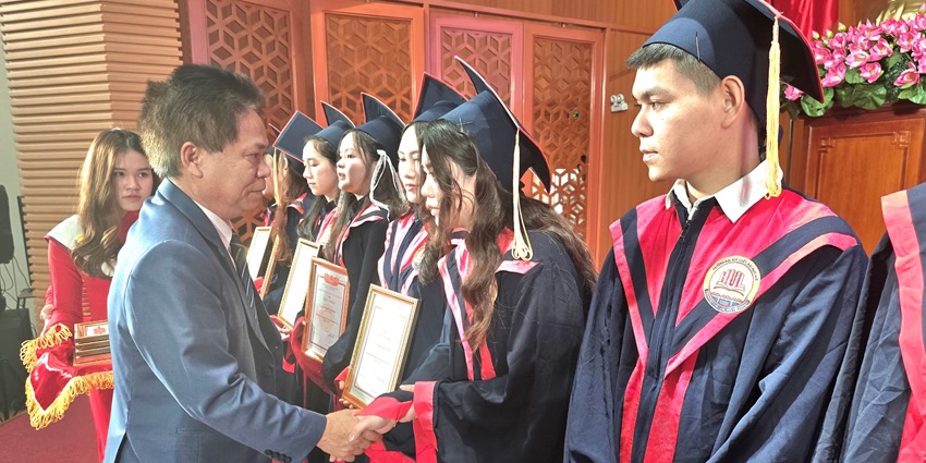 Awarding degrees to 843 new graduates in Law and Economic Law