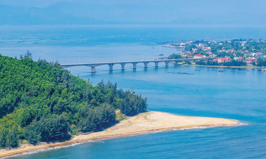 Inter-regional connectivity, coastal urban development