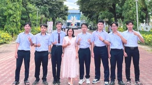 Students from Quoc Hoc Hue High school for the Gifted win First Prize in the Central Region at the National Youth Informatics Contest