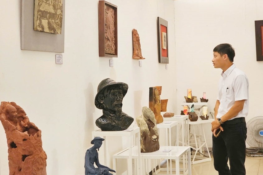 Artistic ceramics tell the story of Uncle Ho