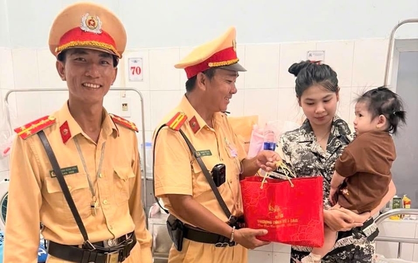 Timely using specialized vehicle to rush a convulsing girl to emergency care