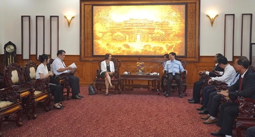 Standing Vice Chairman of Hue City People s Committee Nguyen Thanh Binh receives Cultural Counselor of French Embassy