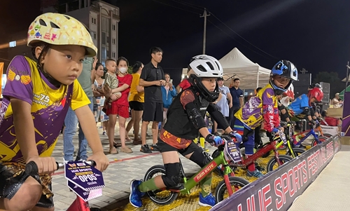 Balancing bike racing fosters connection and love