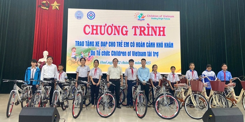 Donating 50 bicycles to students with difficult circumstances