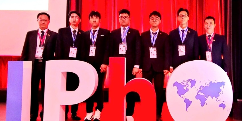 Tran Le Thien Nhan, student from Quoc Hoc - Hue, wins Silver Medal at 2025 International Physics Olympiad