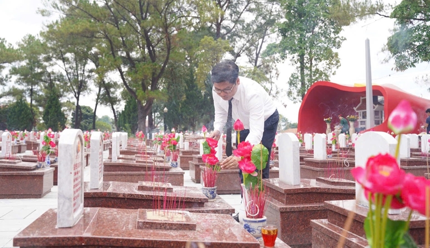 City leaders offer incense and flowers in remembrance of the martyrs at Truong Son National Martyrs’ Cemetery and Road 9 National Martyrs’ Cemetery
