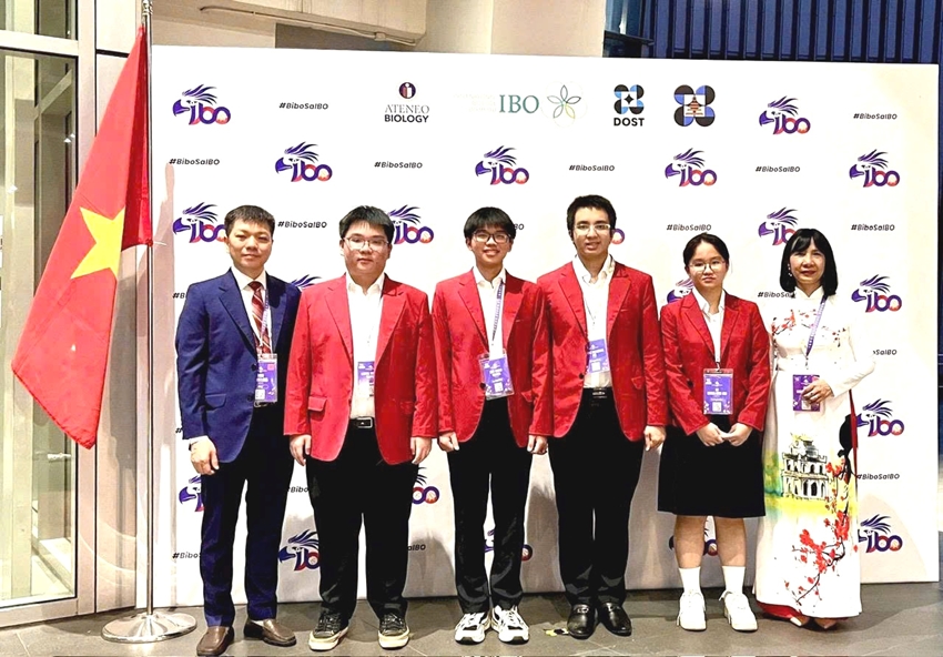 Student from Quoc Hoc - Hue High School for the Gifted continue to win Silver Medal at International Olympiad