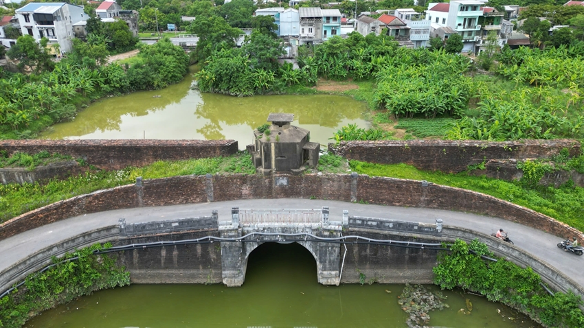 Dismantling 26 blockhouses and several combat structures at the Hue Imperial Citadel relic site