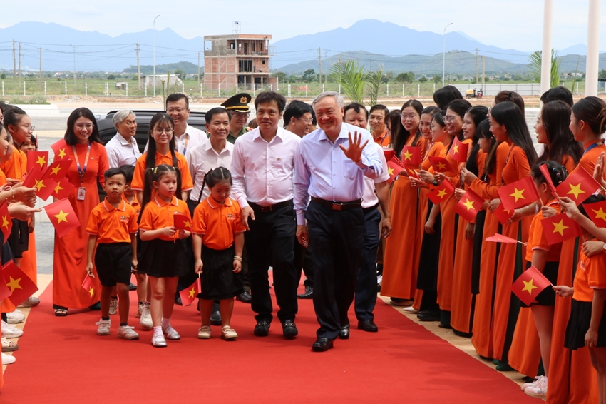 Permanent Deputy Prime Minister Nguyen Hoa Binh visits FPT Education Complex in Hue