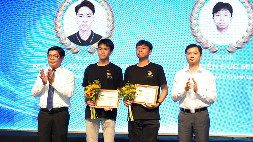 193 outstanding contestants compete at National Youth Informatics Contest