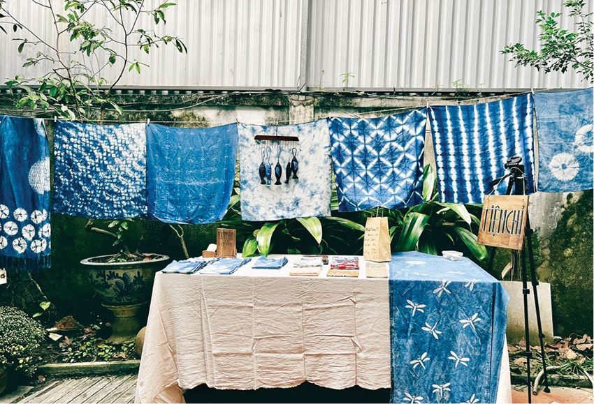 Handmade indigo dyeing