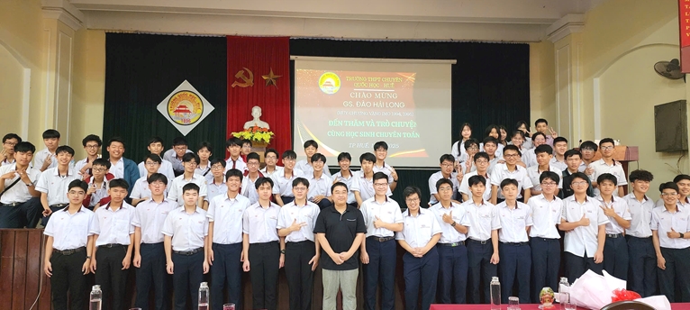 Professor Dao Hai Long inspires students to follow mathematics