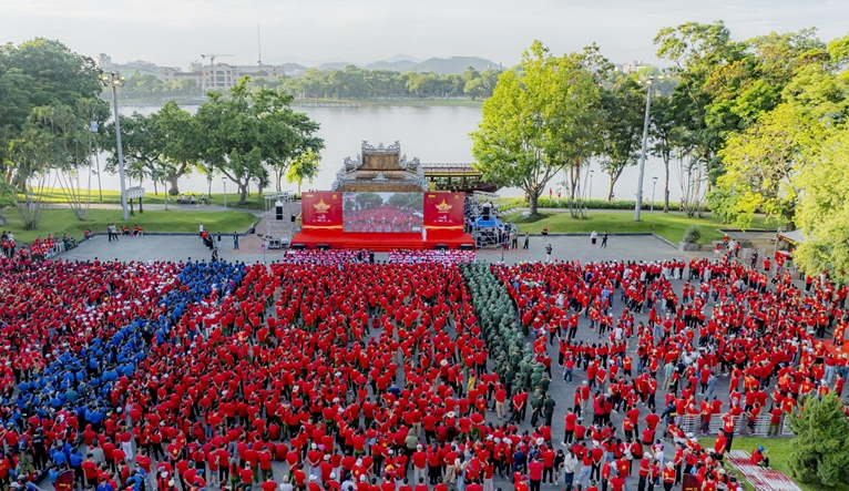 Nearly 7,000 people in red and yellow star shirts respond to the “Together Vietnam moves forward” event
