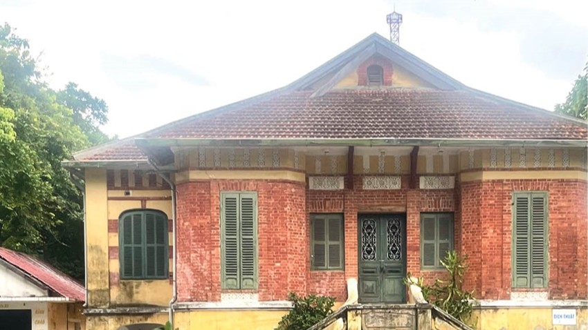 Contributing to preserving French architecture