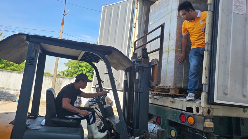 Officially exporting the first shipment of Hue specialty cakes to the US market