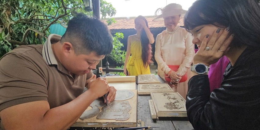 Thanh Lieu craft village artisans share the story of woodblock printing