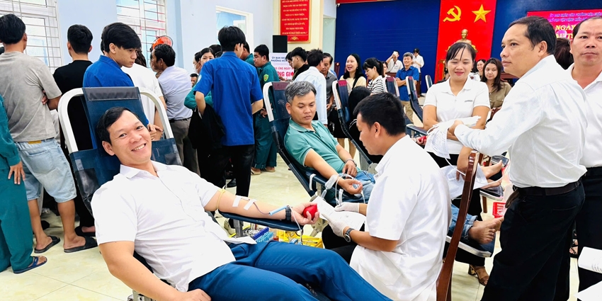 Over 200 officers and locals of Hoa Chau Ward participate in blood donation