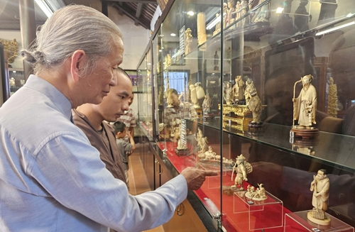 Admiring masterpieces made from jade and ivory