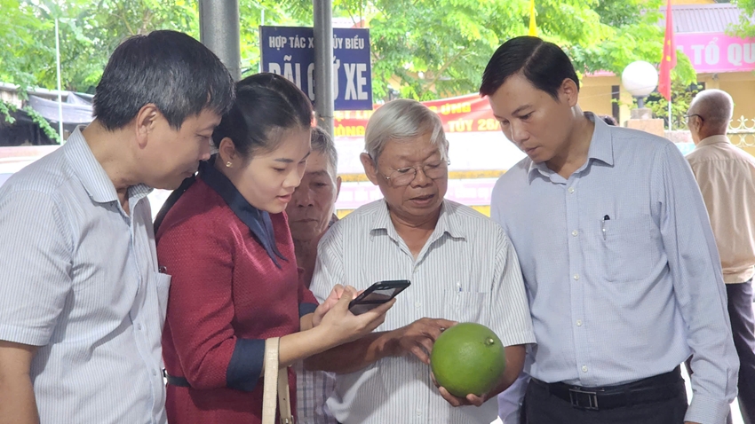 Signing agreement to bring Thuy Bieu thanh tra grapefruits to supermarkets