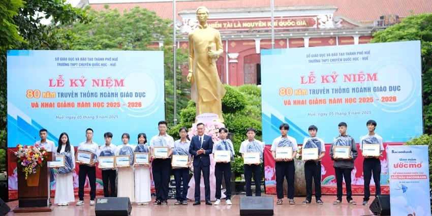 Sacombank awards 85 “Nurturing Dreams” scholarships 2025