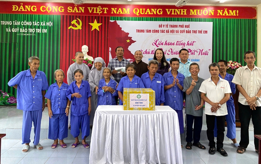 Charity gift-giving for the Vu Lan season of Filial piety