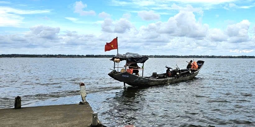 Proposing plan for investment in Vinh Tu bridge across Tam Giang lagoon