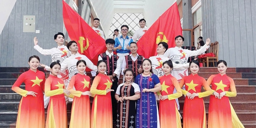 A Co Tu girl spreading the culture of the highlands