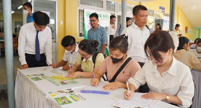 Nearly 9 000 job opportunities at home and abroad for Hue labors