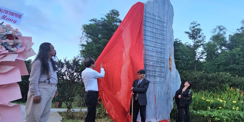 “The Great Circle of Vietnam” resonates by the Perfume River