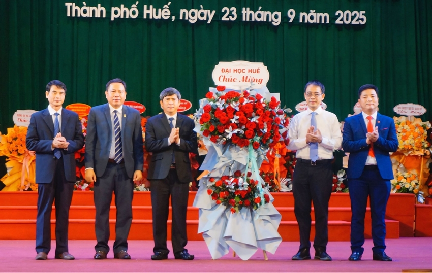 Nearly 1 200 freshmen join in the opening ceremony of the University of Agriculture and Forestry