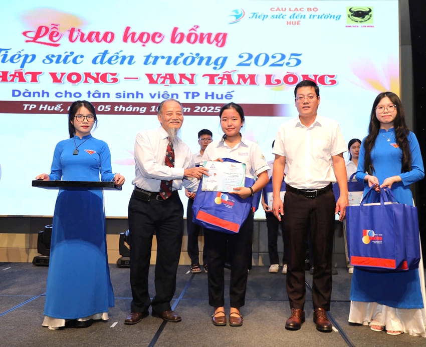 Tuoi Tre Newspaper supports 89 new students in Hue City