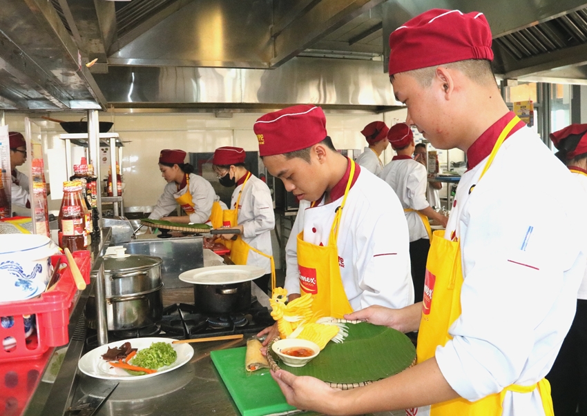 25 teams compete in the contest to find Hue’s Culinary Ambassador