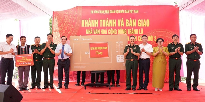 Handover of the Community Cultural House and flood shelter in A Luoi 3 commune