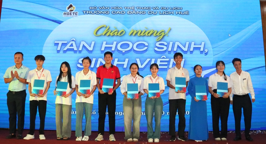 Hue College of Tourism welcomes nearly 500 freshmen