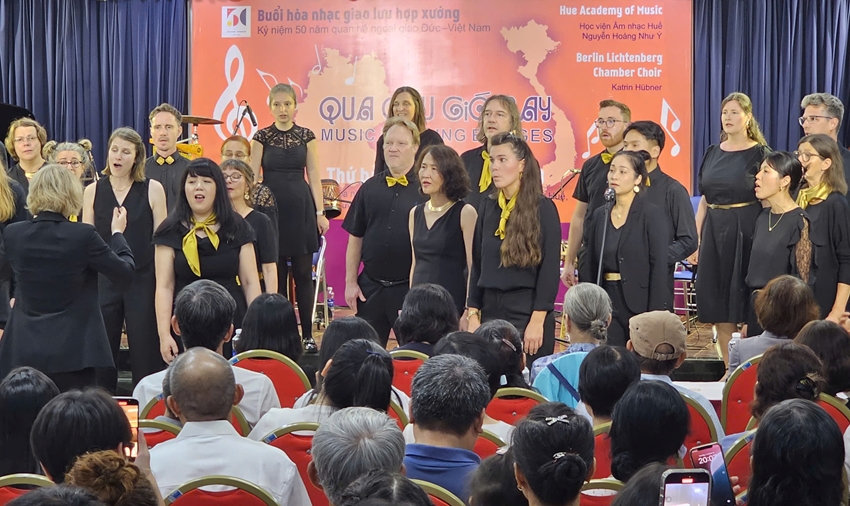 Vietnamese and German artists join voices in “Qua cau gio bay”