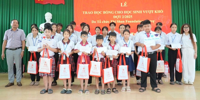 Awarding scholarships to 94 underprivileged students from five communes
