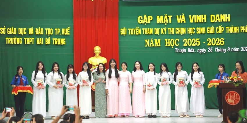 More than 1 500 students win awards in the City-level Excellent High School Student Exam