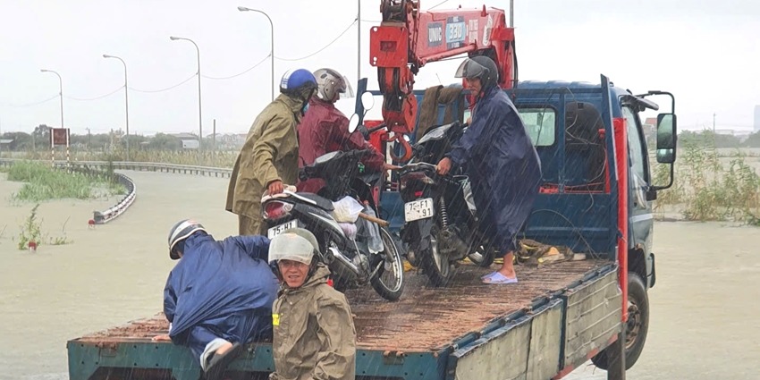 Duong No ward officials help residents through floodwaters