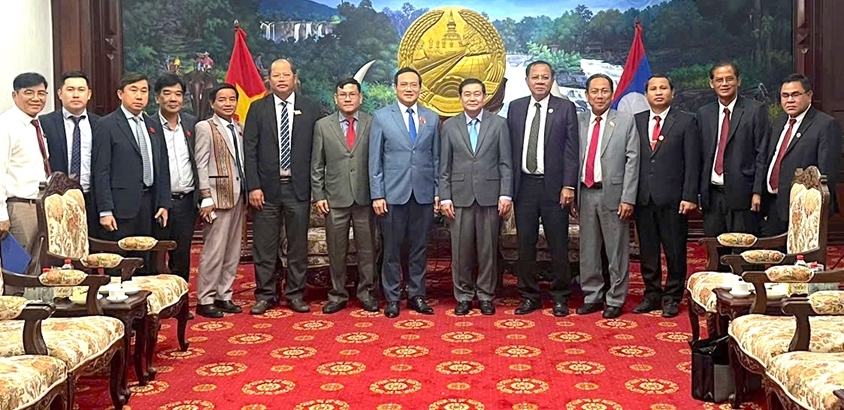 Tightening the friendship between Hue City People s Council and Salavan Provincial People s Council