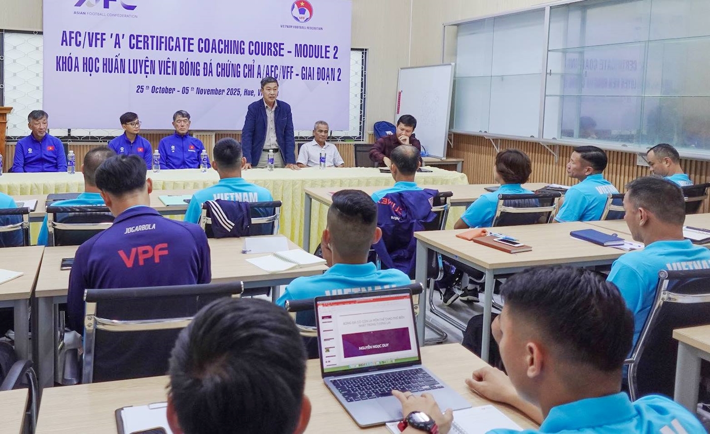 Improving the expertise of professional football coaches