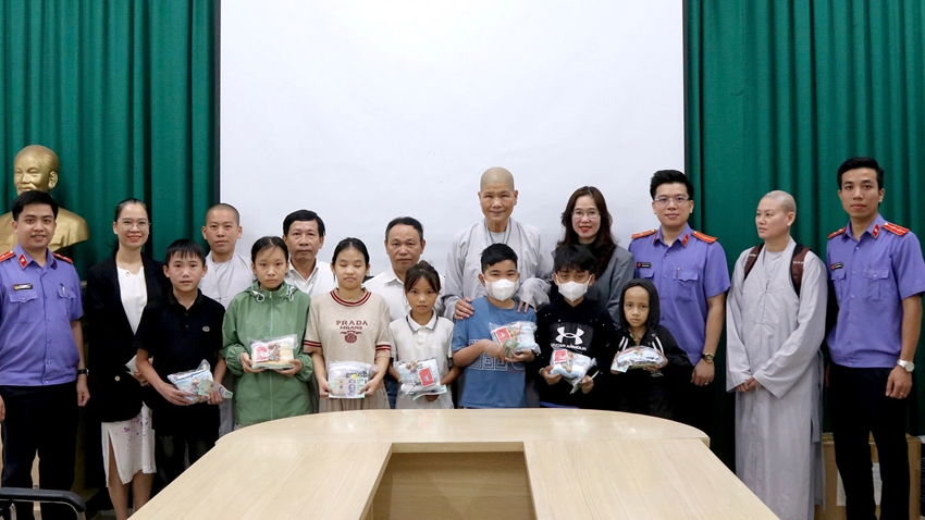 Awarding 120 gifts worth 150 million VND to pediatric patients