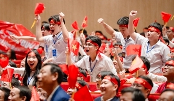 Passing on the torch of knowledge from the live broadcast site in Hue